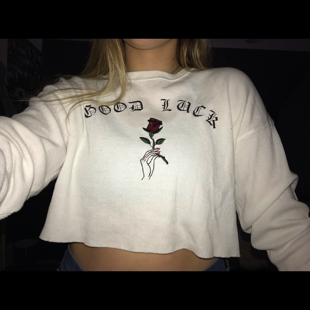 Good Luck” long sleeve crop too